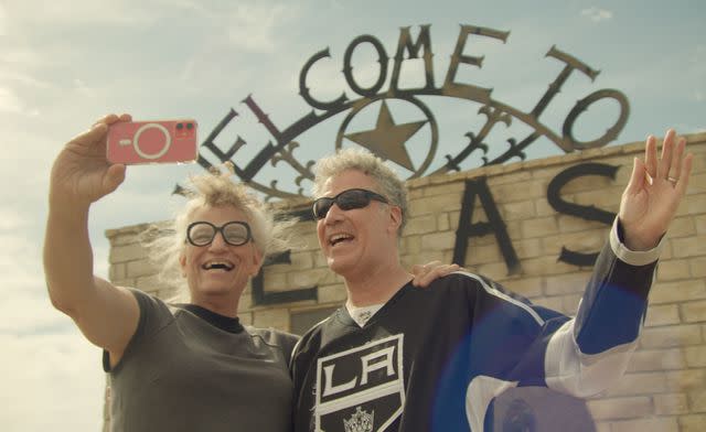 Will and Harper taking a selfie in front of a Welcome to Texas sign